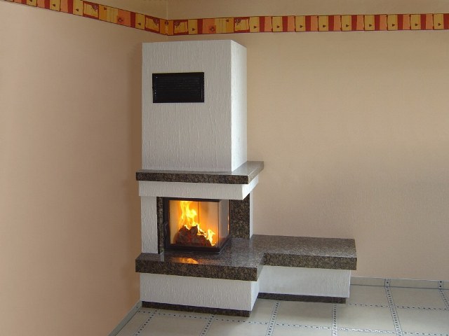 Individuell gebauter Heizkamin mit brennendem Feuer