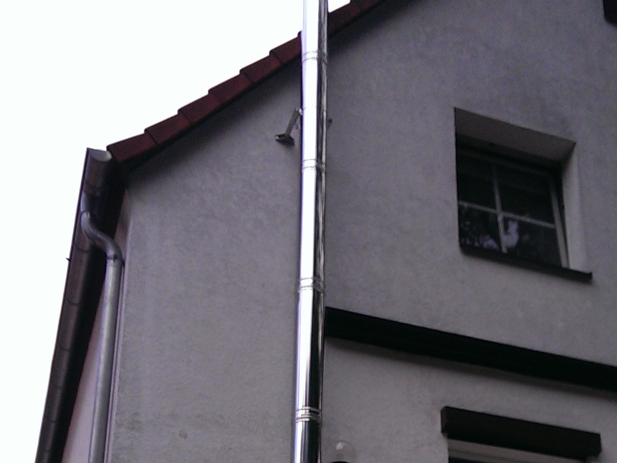 Montierter Edelstahlschornstein an einem Wohnhaus