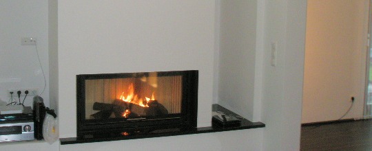 Heizkamin mit brennendem Feuer, gebaut von Kamin- und Schornsteinbau Quade
