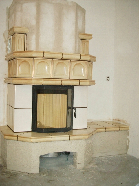 Klassischer Kachelofen mit Ornamentkacheln