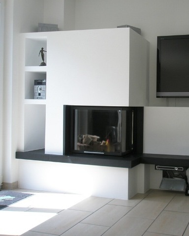 Moderner weißer Kamin mit schwarzer Sitzbank und TV-Wand