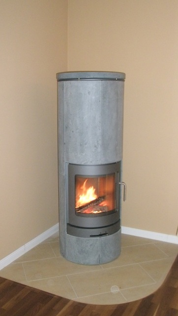 Runder Specksteinofen mit Feuer